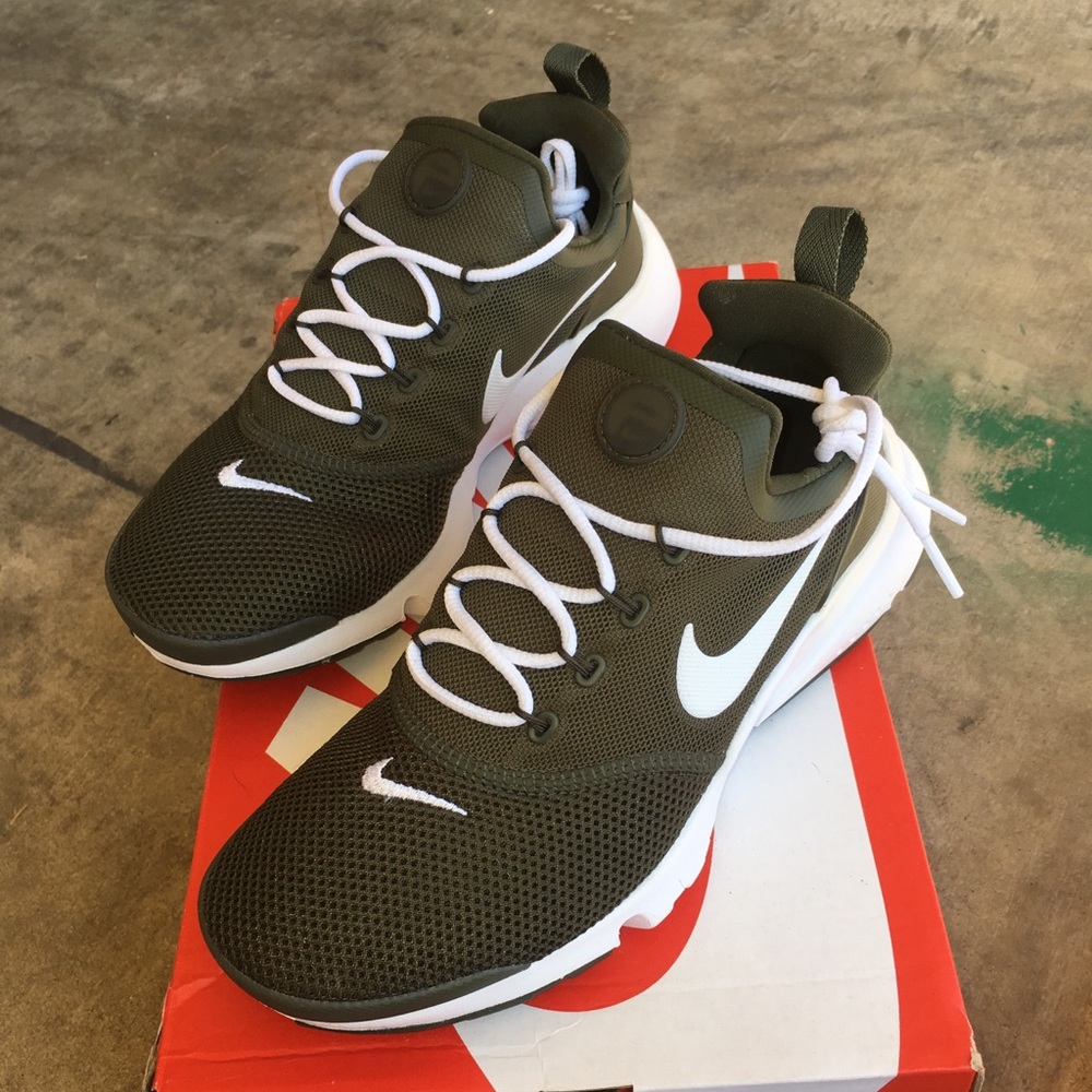 Nike Presto Fly  Size 5Y// Women’s 7.5